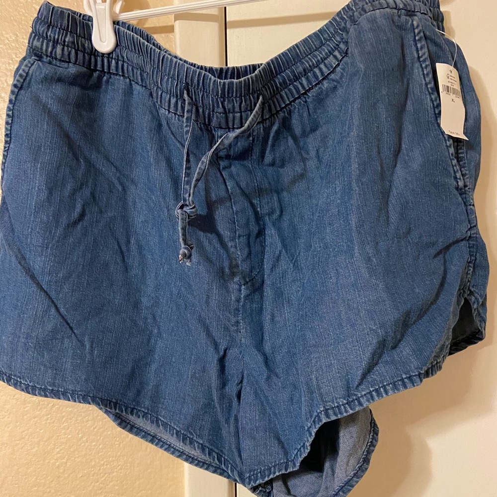 New twill shorts with tags!